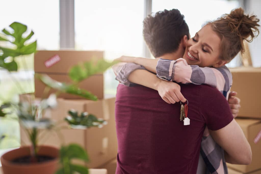 Couple heureux de leur déménagement dans l'Indre