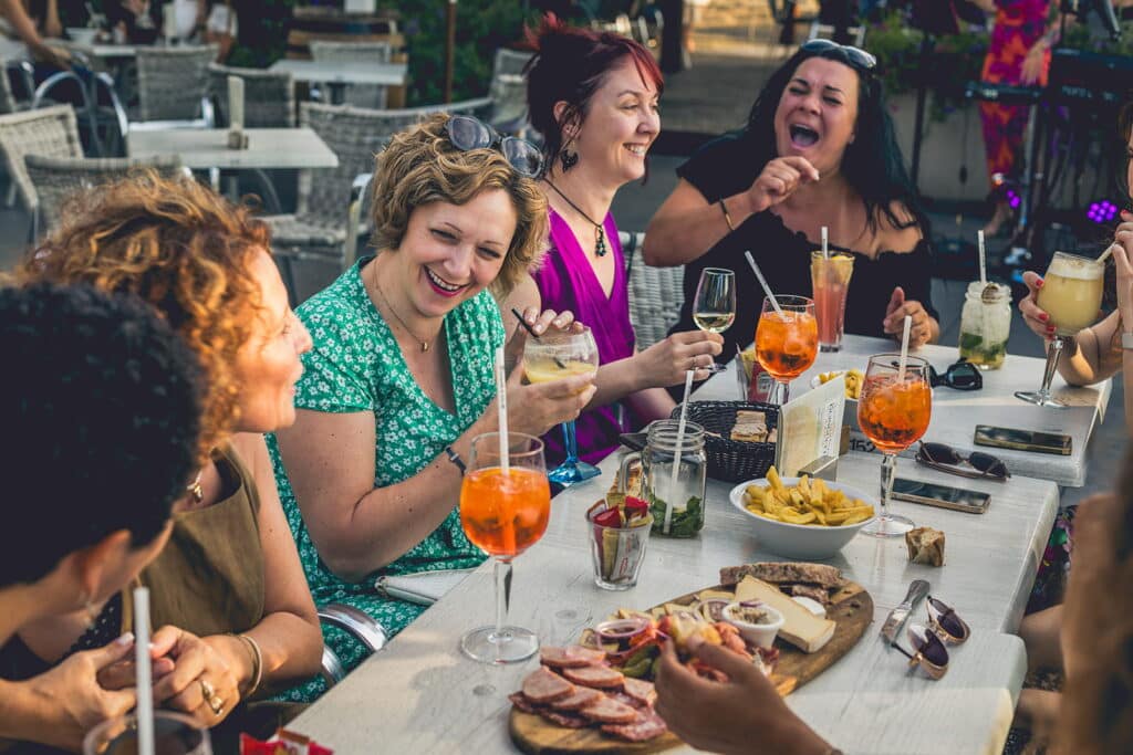 Un groupe de femme qui partage un repas à la guinguette