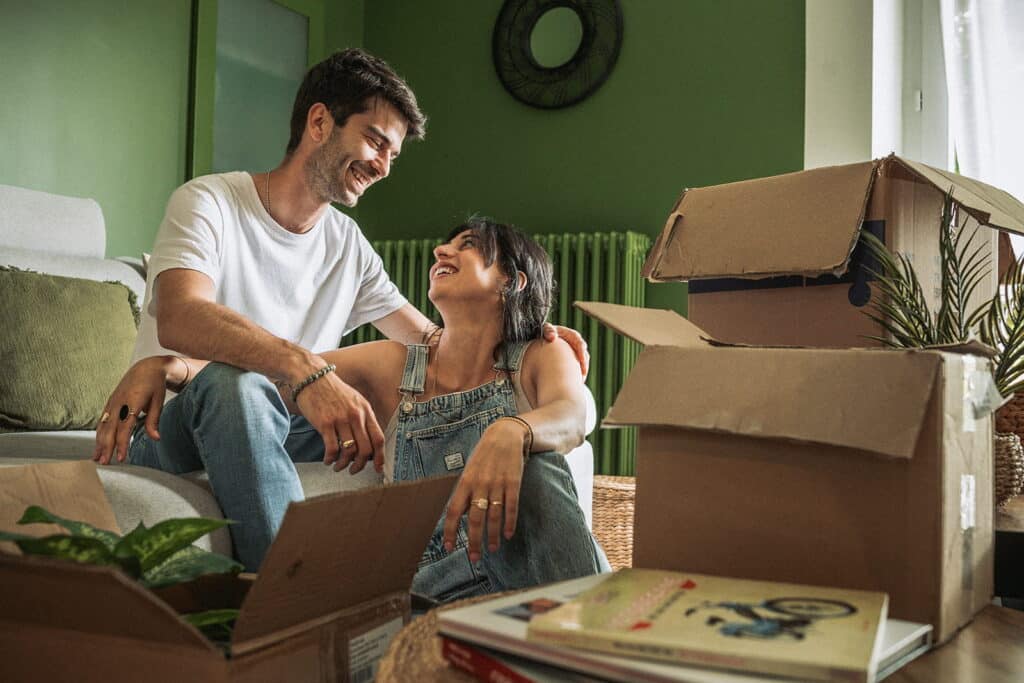 Un couple qui défait ses cartons dans sa nouvelle maison