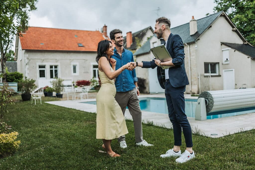 Un jeune couple heureux de visiter une maison dans l'Indre