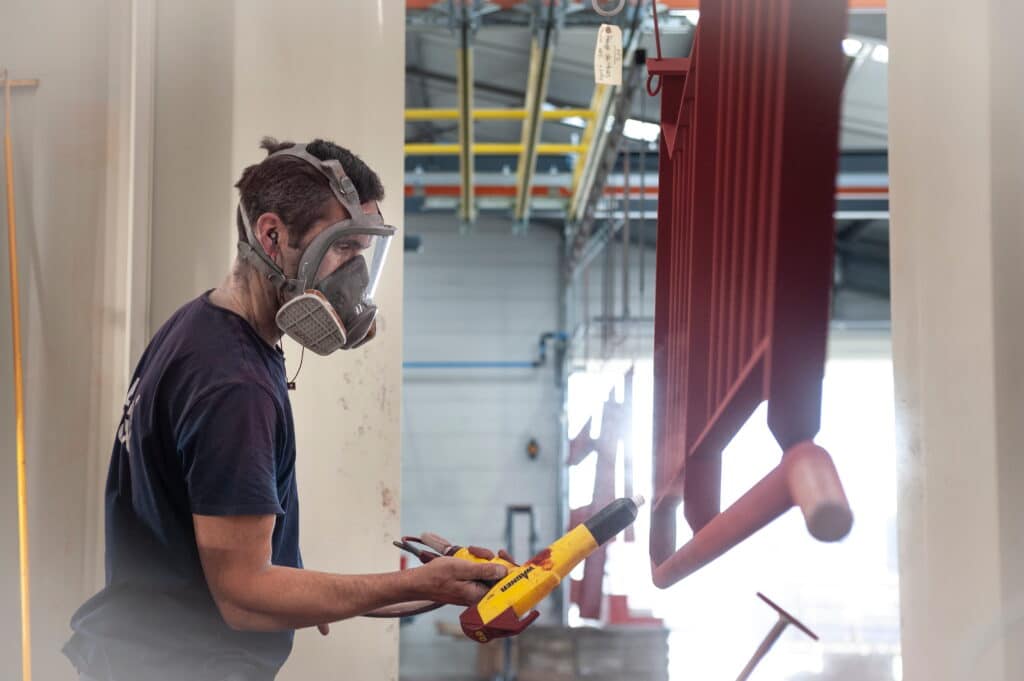 Un salarié de Berry Epoxy en train de travailler