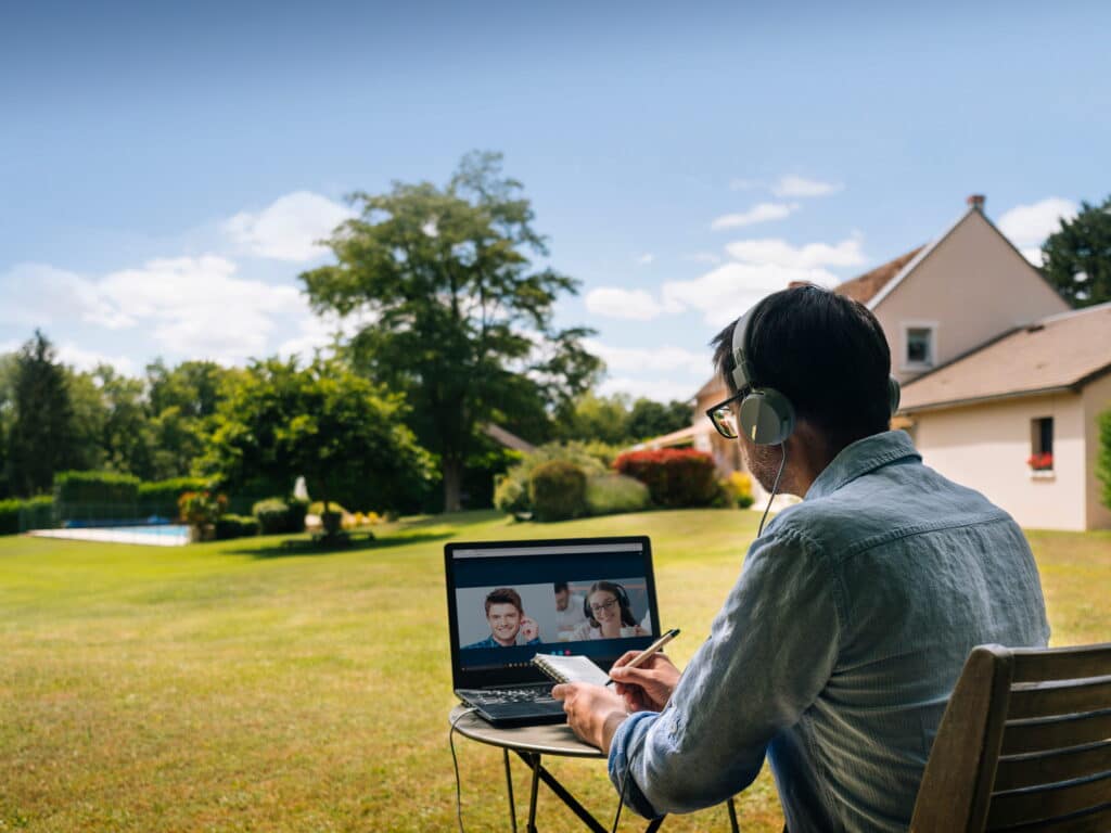 Télétravail depuis le jardin dans l'Indre