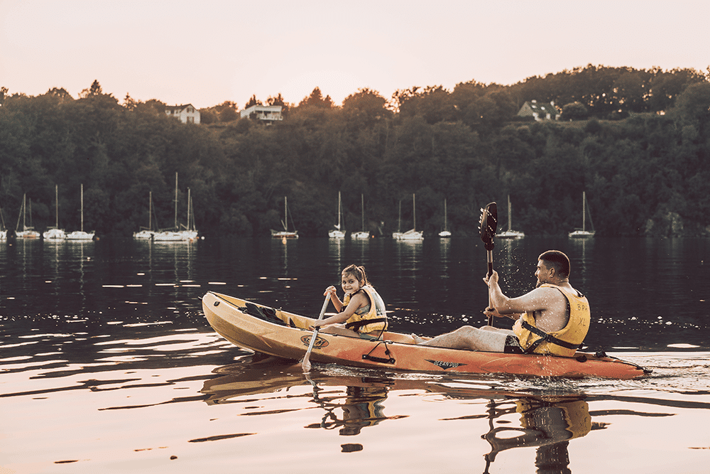 Un père et sa fille font du canoe sur le lac d'Eguzon