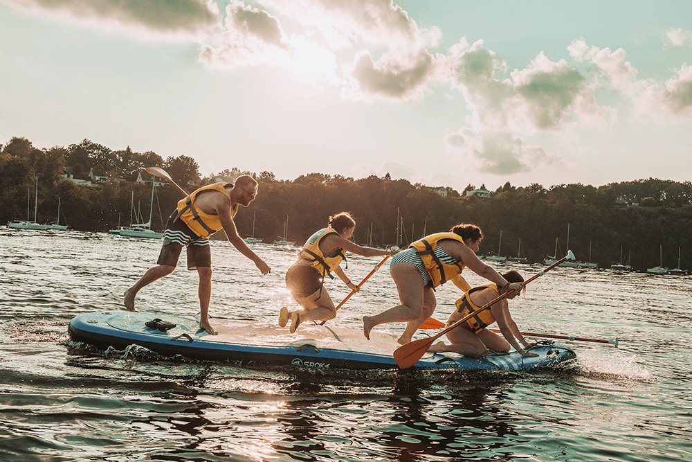 Une famille qui fait du paddle au lac d'Eguzon