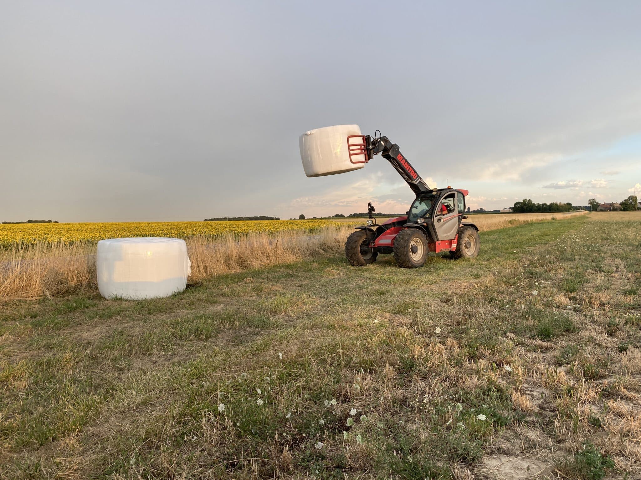 Les jeunes agriculteurs de l'Indre en train de placer les bottes de pailles le long des routes